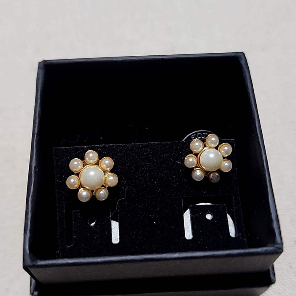 Flower pearl earrings